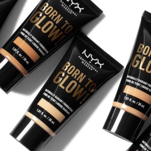 Kem nền căng bóng Nyx Born To Glow Naturally Radiant Foundation 30ml